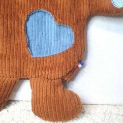 doudou peluche loup velours caramel et bleu clair Wolfgang application coeur
