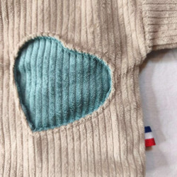 doudou ourson Barnabé velours beige et bleu clair détail étiquette fabriqué en France et application coeur personnalisable