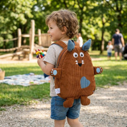 enfant portant sac à dos loup caramel la cocotte à rayures