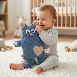 bébé jouant avec Aristide