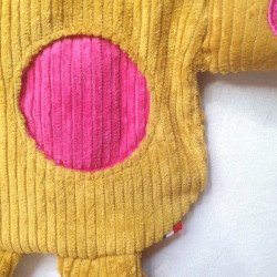 doudou peluche dinosaure dino velours moutarde fuchsia Albertine détail application ronde pour personnalisation prénom enfant