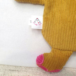 doudou peluche dinosaure dino velours moutarde et fuchsia Albertine détail étiquette
