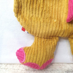 doudou peluche dinosaure dino velours moutarde fuchsia Albertine détail broderie nom référencement norme CE
