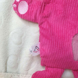 doudou lapin Fleur velours côtelé fuchsia et vieux rose détail étiquette et empreinte patte