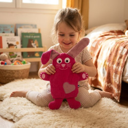 bébé jouant avec doudou lapin Fleur