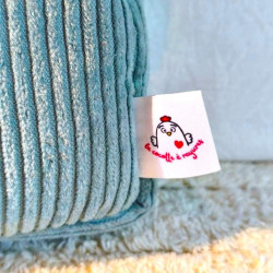 Etiquette La Cocotte à Rayures et petit drapeau bleu-blanc-rouge, symbole d'une fabrication 100 % artisanale et française.
