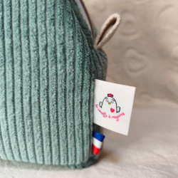 L'étiquette "La Cocotte à Rayures" et le petit ruban bleu blanc rouge attestent de la fabrication locale et artisanale.