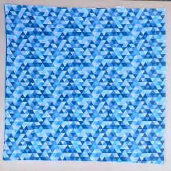 Couverture velours bleu cobalt et triangles