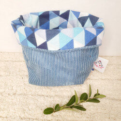 Panière bleu clair et triangles bleus