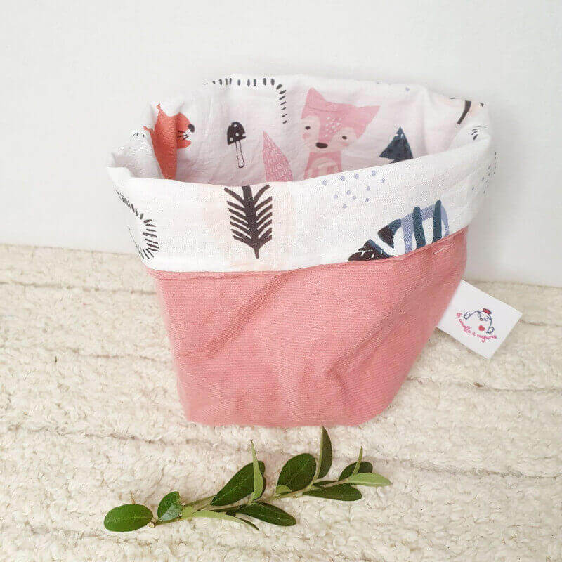 Panière rose et forêt d'hiver