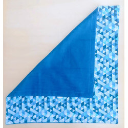 Couverture velours bleu cobalt et triangles