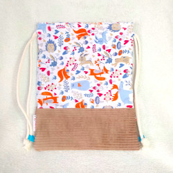 Sac à cordons beige et forêt d'automne