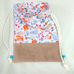 Sac à cordons beige et forêt d'automne